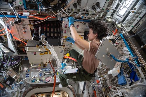 ESA-astronaut Samantha Cristoforetti in het Fluid Science Laboratory