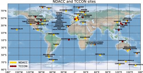 Carte du monde montrant les stations des réseaux NDACC et TCCON utilisées pour la validation du modèle CAMS. BIRA-IASB coordonne et contrôle de qualité les flux de données provenant des instruments NDACC.