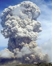 Les grandes éruptions volcaniques explosives telles que celle de la Soufrière en mai 2006 (Voir photo) injectent une énorme quantité de cendres et de gaz de soufre dans l'atmosphère, qui restent durablement dans la stratosphère et influencent la dynamique et la chimie de la stratosphère, ainsi que l'évolution du climat.