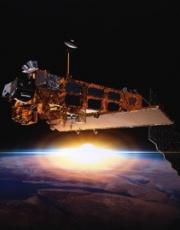 Le satellite Envisat de l'Agence spatiale européenne (ESA), présenté lors de son assemblée au Centre européen de technologie et de recherche spatiales (ESTEC) à Noordwijk (Pays-Bas) en avril 2000, était un satellite majeur pour la recherche environnementale. Il comprenait 10 instruments basés sur différentes techniques, dont le sondeur de membres GOMOS. © ESA