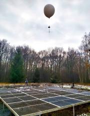 Ballon météo captif volant au-dessus de l’émetteur BRAMS