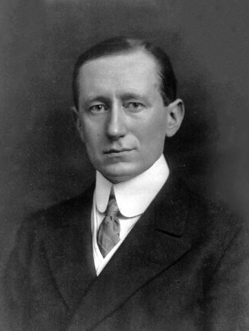 Guglielmo Marconi, portrait, tête et épaules, à gauche.